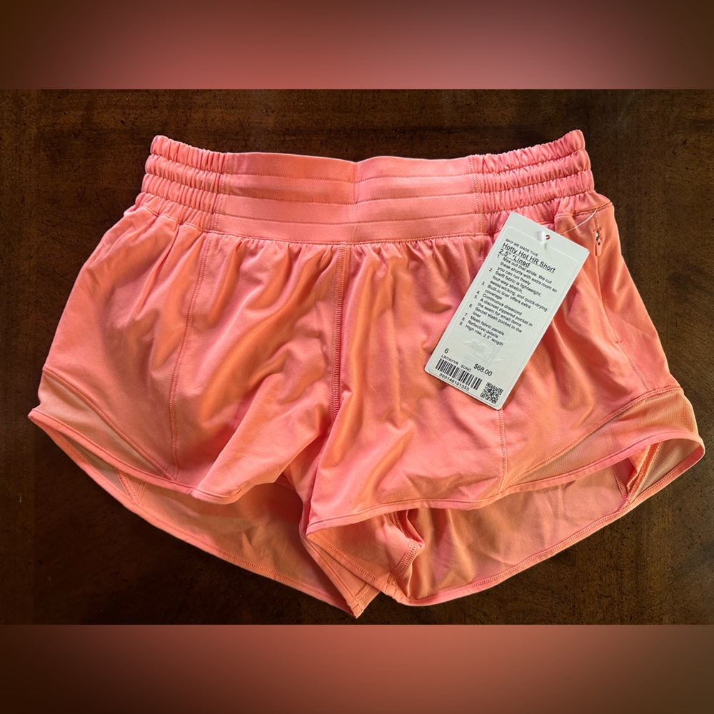 Lululemon NWT Hotty Hot High Rise 2.5” Shorts - Sunny Coral - Size 6